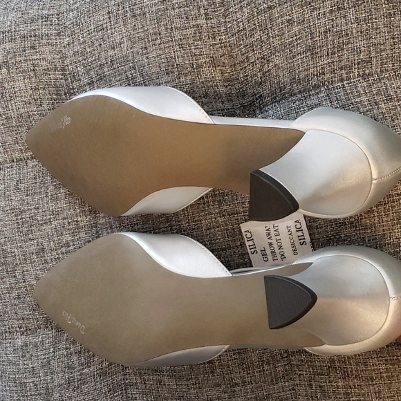 Easy Street Silver Satin Moonlight Dress Pump Size 6 Extra Wide - Picture 6 of 9